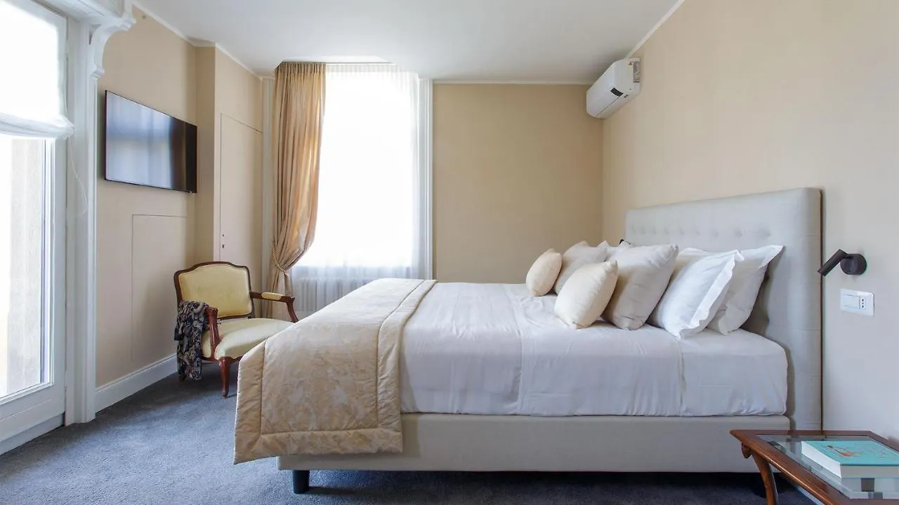 Camin Hotel Луино