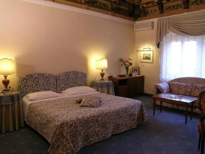 Camin Hotel Луино